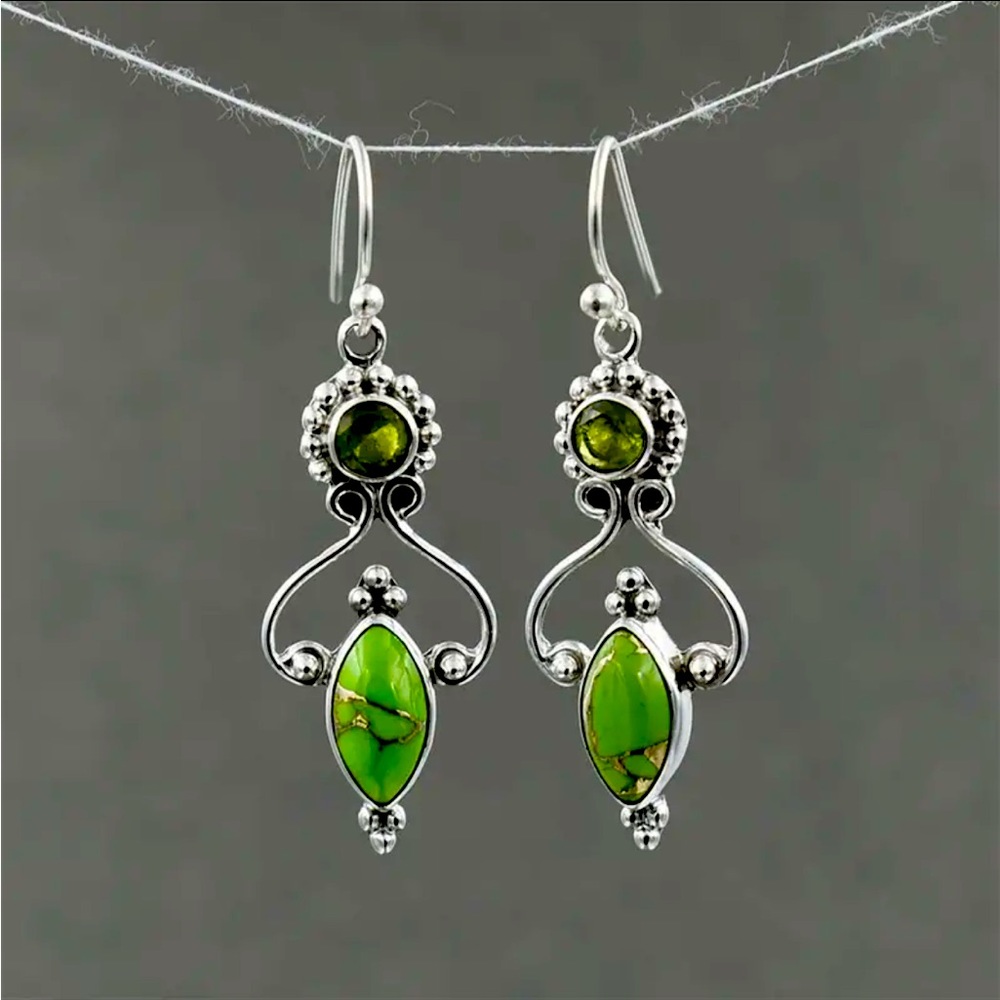Earrings-Vintage green/ silver dangle. Synthetic stones. 1.75” x .75” NIP.